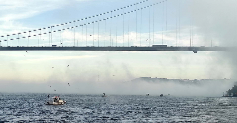 İstanbul'da sis etkili oldu! Boğaz ve 15 Temmuz Şehitler Köprüsü sisten kayboldu! İşte İstanbul'dan sis fotoğrafları. 18