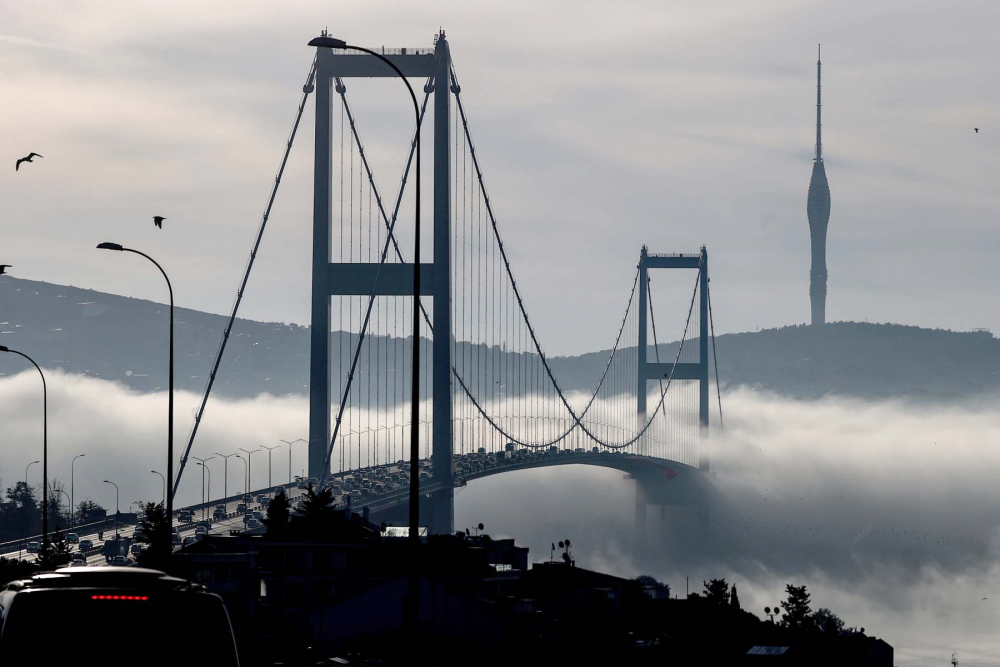 İstanbul'da sis etkili oldu! Boğaz ve 15 Temmuz Şehitler Köprüsü sisten kayboldu! İşte İstanbul'dan sis fotoğrafları. 2