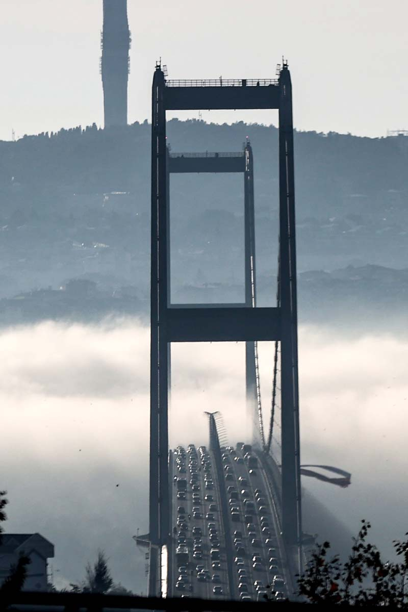 İstanbul'da sis etkili oldu! Boğaz ve 15 Temmuz Şehitler Köprüsü sisten kayboldu! İşte İstanbul'dan sis fotoğrafları. 3