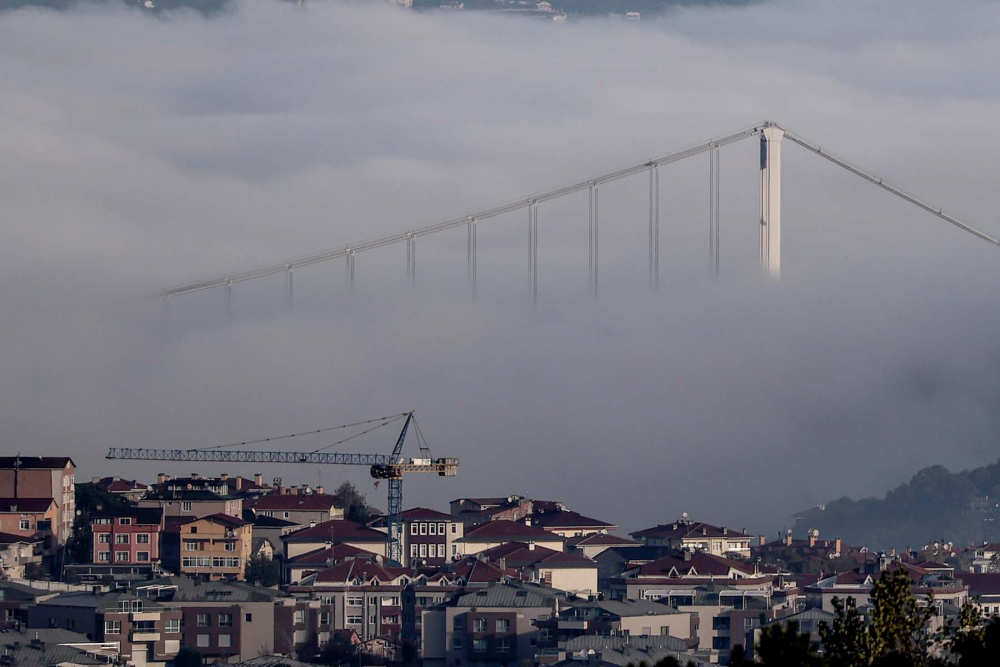 İstanbul'da sis etkili oldu! Boğaz ve 15 Temmuz Şehitler Köprüsü sisten kayboldu! İşte İstanbul'dan sis fotoğrafları. 7