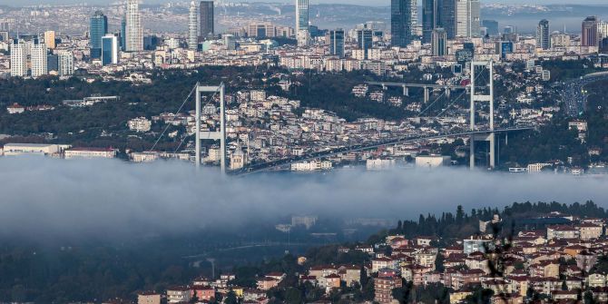 İstanbul'da sis etkili oldu! Boğaz ve 15 Temmuz Şehitler Köprüsü sisten kayboldu! İşte İstanbul'dan sis fotoğrafları.