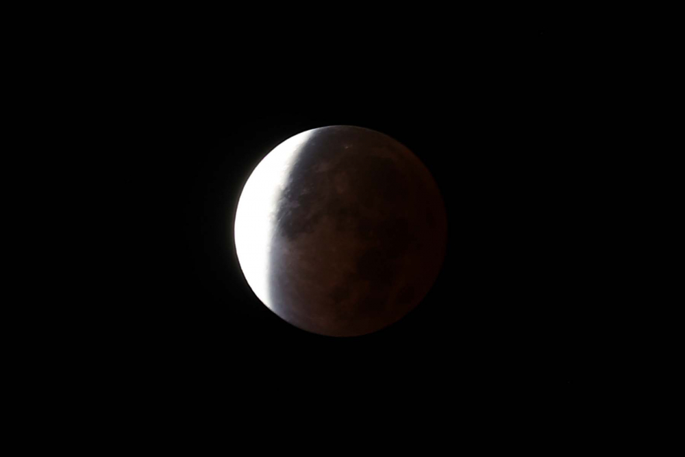 NASA neredeyse tam tutulma olarak değerlendiriyor! Ay tutulması görsel şölen sundu! Bakanlar gözlerini alamadı! İşte Ay tutulmasının fotoğrafları... 1