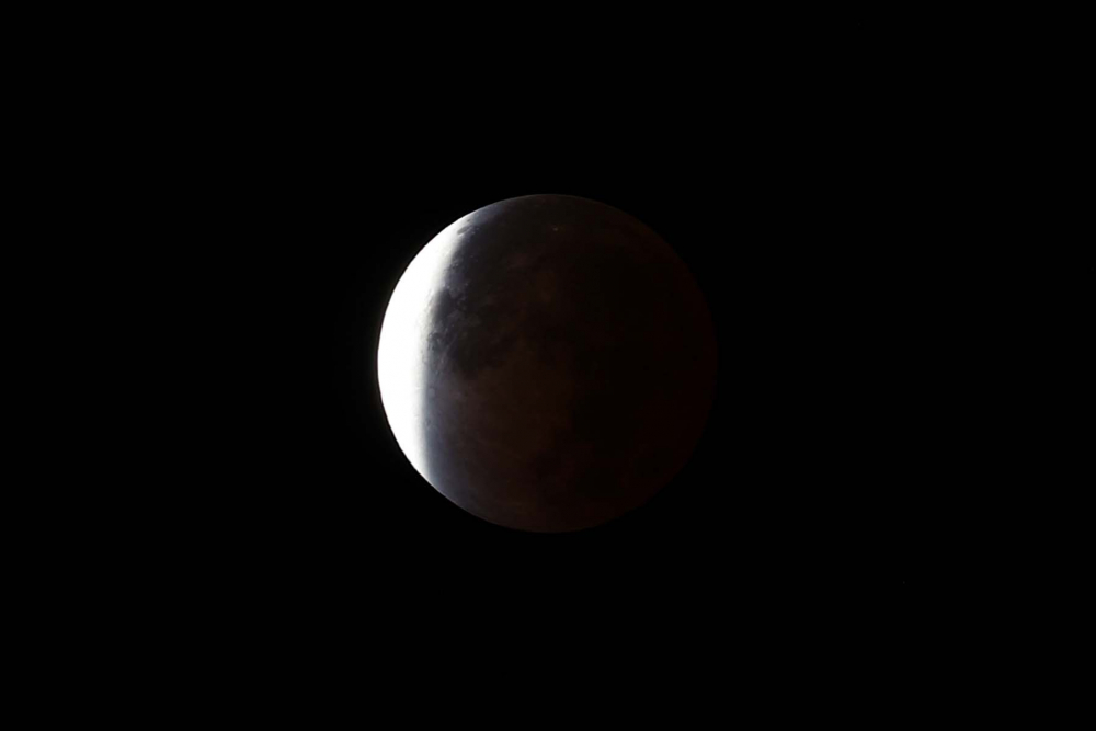 NASA neredeyse tam tutulma olarak değerlendiriyor! Ay tutulması görsel şölen sundu! Bakanlar gözlerini alamadı! İşte Ay tutulmasının fotoğrafları... 2