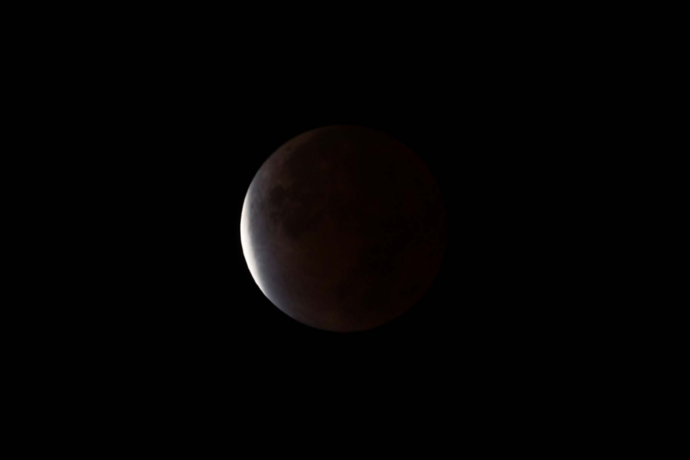 NASA neredeyse tam tutulma olarak değerlendiriyor! Ay tutulması görsel şölen sundu! Bakanlar gözlerini alamadı! İşte Ay tutulmasının fotoğrafları... 3