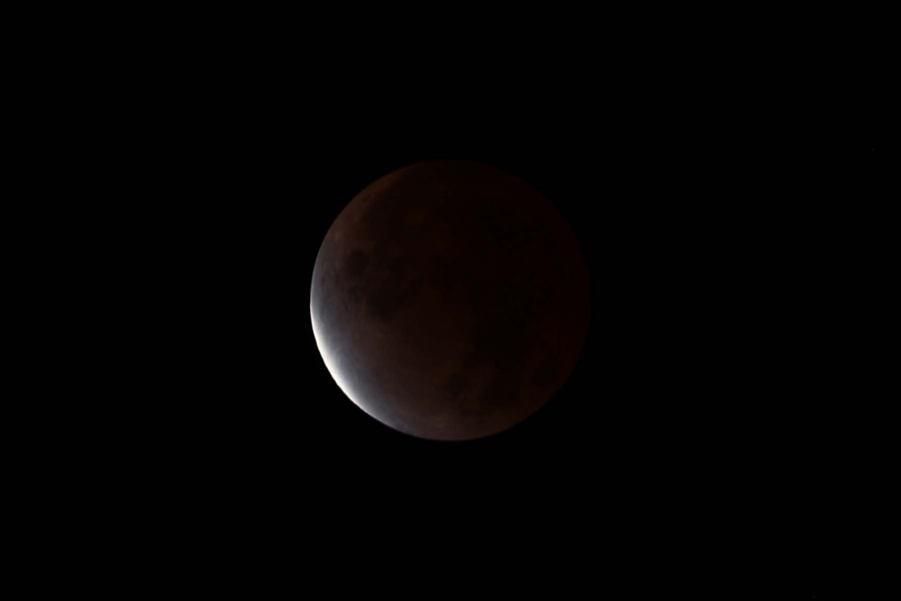 NASA neredeyse tam tutulma olarak değerlendiriyor! Ay tutulması görsel şölen sundu! Bakanlar gözlerini alamadı! İşte Ay tutulmasının fotoğrafları... 4