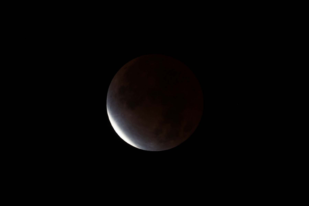 NASA neredeyse tam tutulma olarak değerlendiriyor! Ay tutulması görsel şölen sundu! Bakanlar gözlerini alamadı! İşte Ay tutulmasının fotoğrafları... 5