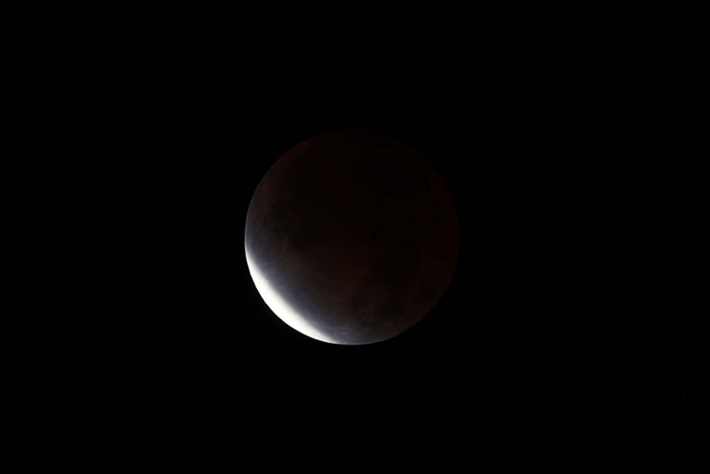 NASA neredeyse tam tutulma olarak değerlendiriyor! Ay tutulması görsel şölen sundu! Bakanlar gözlerini alamadı! İşte Ay tutulmasının fotoğrafları... 6