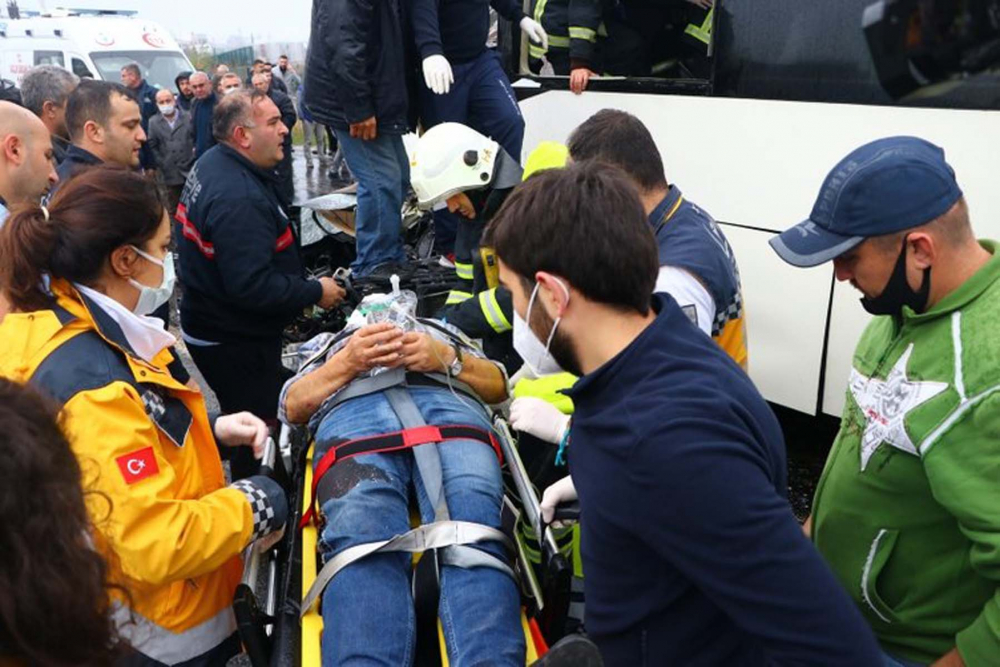 Tekirdağ'da kayganlaşan yol faciaya yol açtı! Otomobil, servis midibüsüne çarptı: Özcan- Nalan Özdemir hayatını kaybetti, 15 kişi yaralandı 2