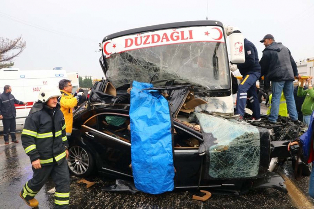 Tekirdağ'da kayganlaşan yol faciaya yol açtı! Otomobil, servis midibüsüne çarptı: Özcan- Nalan Özdemir hayatını kaybetti, 15 kişi yaralandı 4