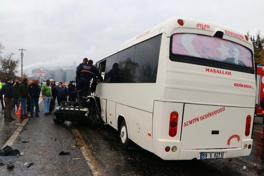 Tekirdağ'da kayganlaşan yol faciaya yol açtı! Otomobil, servis midibüsüne çarptı: Özcan- Nalan Özdemir hayatını kaybetti, 15 kişi yaralandı 5