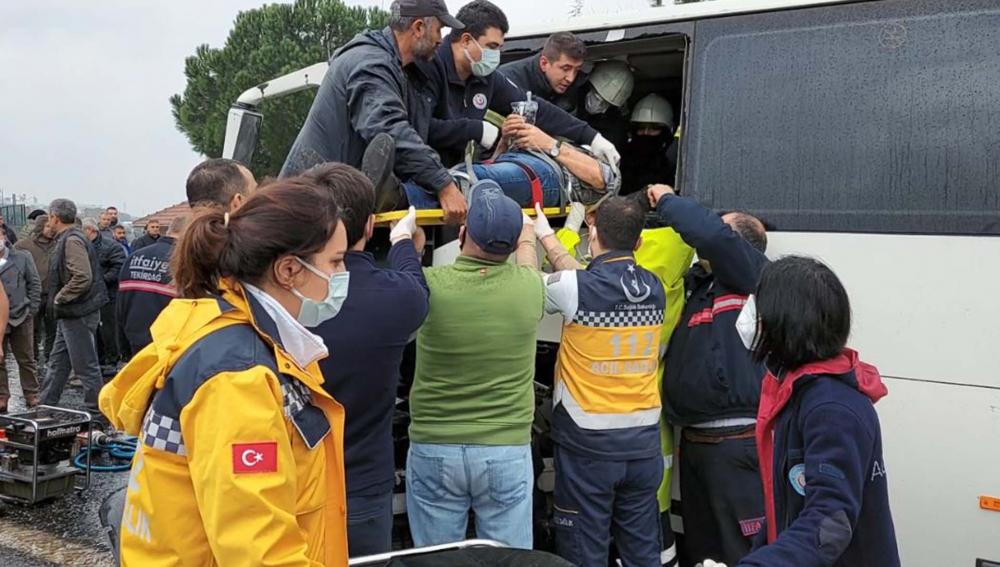 Tekirdağ'da kayganlaşan yol faciaya yol açtı! Otomobil, servis midibüsüne çarptı: Özcan- Nalan Özdemir hayatını kaybetti, 15 kişi yaralandı 8