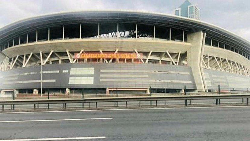 Galatasaray NEF stadında yürekler ağza geldi! Vinç devrildi! 3 kişi yaralı! 1