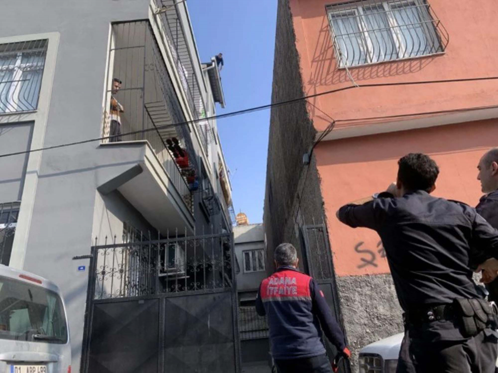 "Damdan düşer gibi" deyimi gerçek oldu!  Adana'da, eşine kızıp damdan atlayan adam vatandaşın üzerine düştü! 2