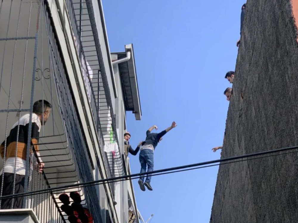 "Damdan düşer gibi" deyimi gerçek oldu!  Adana'da, eşine kızıp damdan atlayan adam vatandaşın üzerine düştü! 5