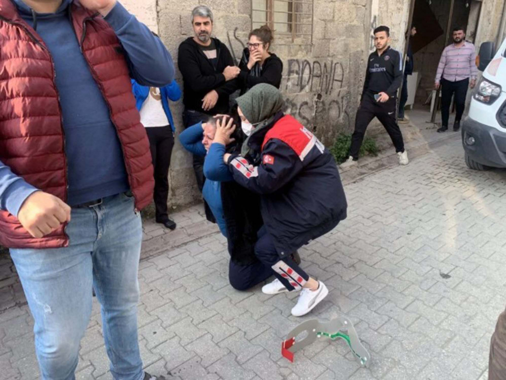 "Damdan düşer gibi" deyimi gerçek oldu!  Adana'da, eşine kızıp damdan atlayan adam vatandaşın üzerine düştü! 7