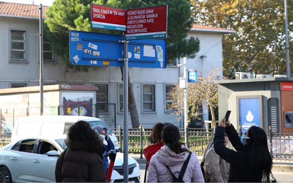 Kadıköy Belediyesinden alkış alacak hareket! Kadına Şiddetle Mücadele Günü kapsamında sokaktaki tabelalar değiştirildi 8