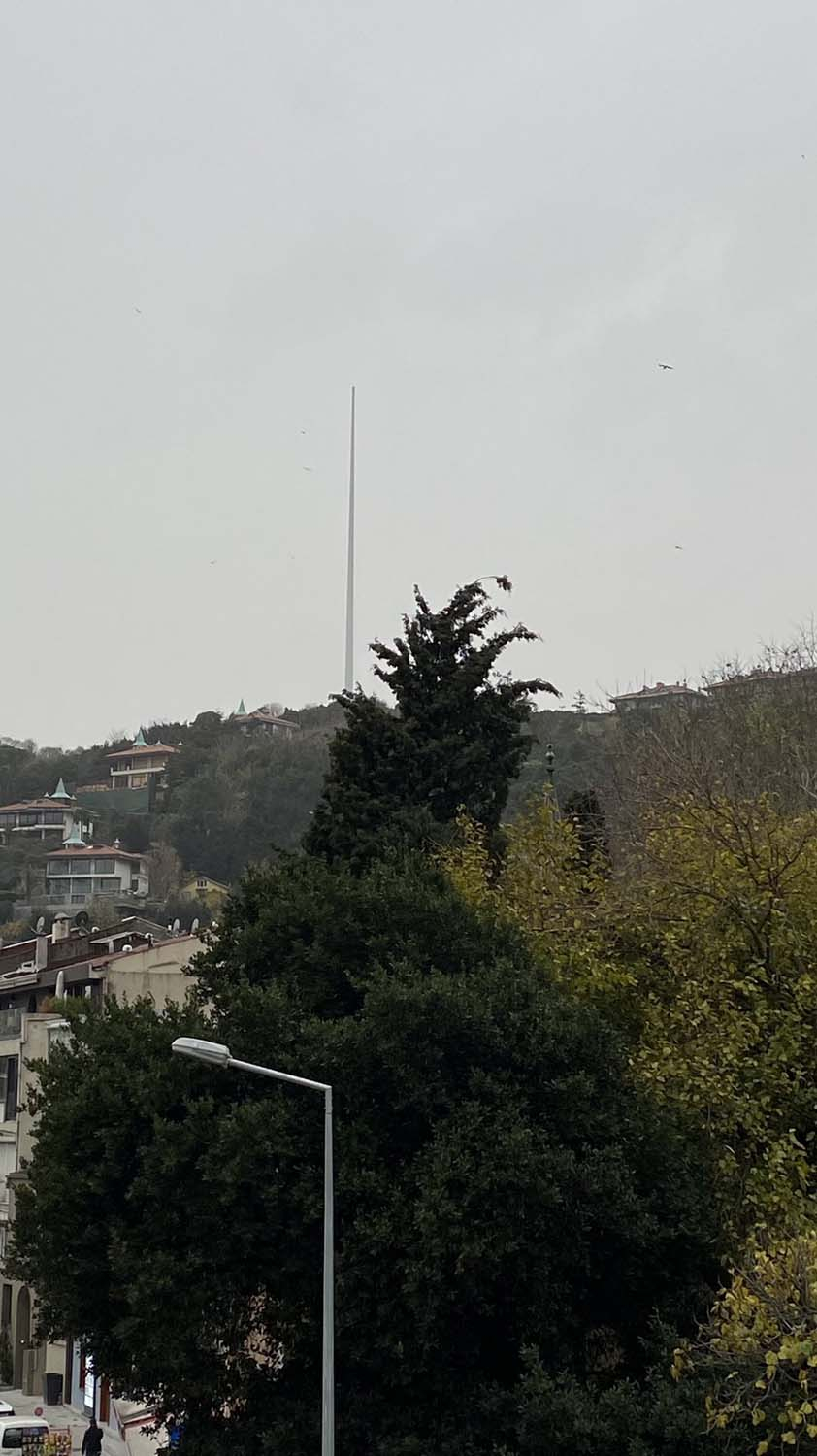 Çamlıca'daki dev Türk bayrağı koptu! Etkisini gösteren fırtına sebebiyle kentin belirli yerlerindeki Türk bayrakları direklerden uçtu! 4