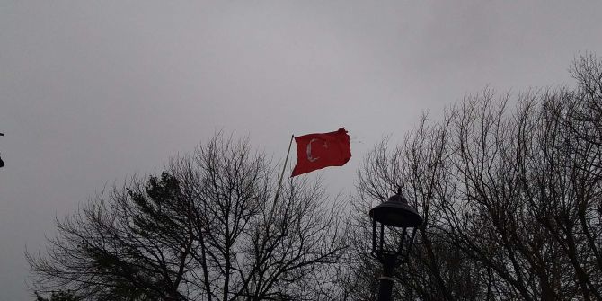 Çamlıca'daki dev Türk bayrağı koptu! Etkisini gösteren fırtına sebebiyle kentin belirli yerlerindeki Türk bayrakları direklerden uçtu!