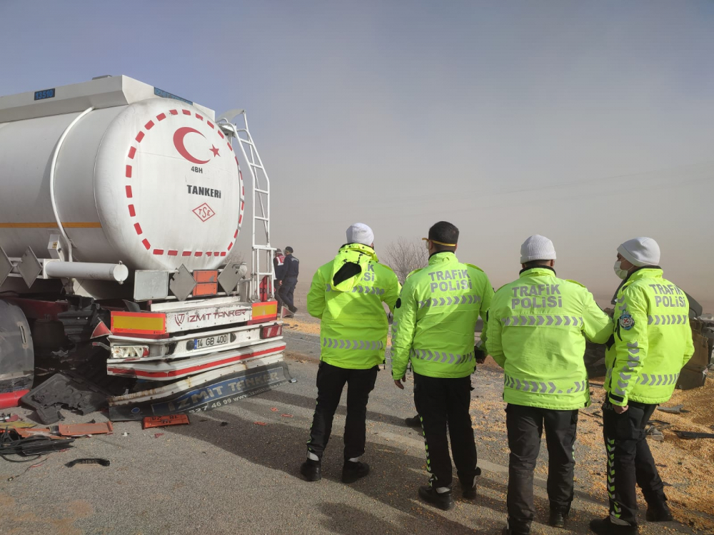 Konya'da kum fırtınası zincirleme kazaya neden oldu! 30 araç birbirine girdi, çok sayıda kişi yaralandı 8