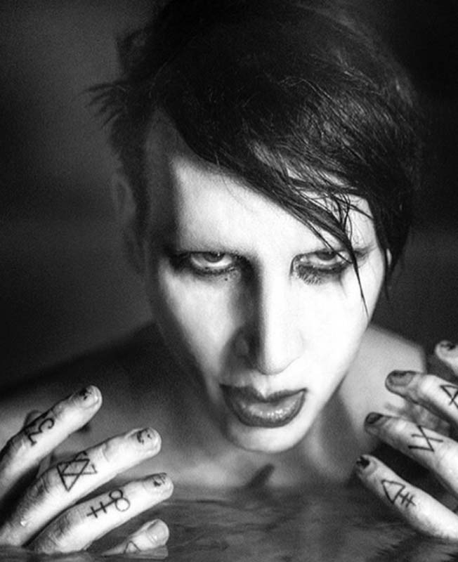 Evinde ‘tecavüz odası’ olduğu iddia edilmişti! Dünyaca ünlü şarkıcı Marilyn Manson’ın evine polis baskın düzenledi! 3