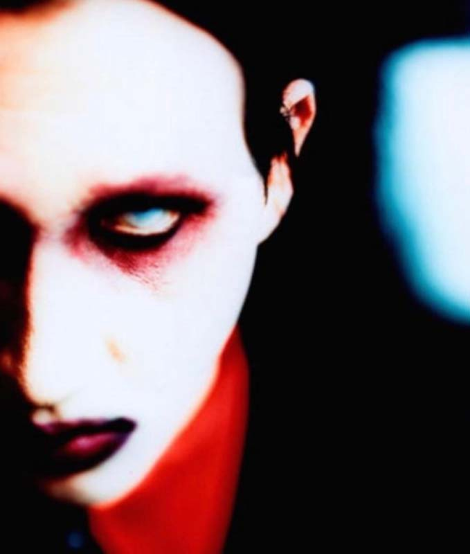 Evinde ‘tecavüz odası’ olduğu iddia edilmişti! Dünyaca ünlü şarkıcı Marilyn Manson’ın evine polis baskın düzenledi! 4