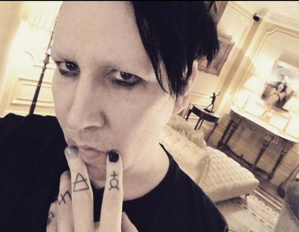 Evinde ‘tecavüz odası’ olduğu iddia edilmişti! Dünyaca ünlü şarkıcı Marilyn Manson’ın evine polis baskın düzenledi! 9