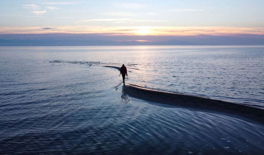 Fotoğraflar göz kamaştırıcı, işin aslı iç karartıcı! Van Gölü'nde sular çekilince adacıklar oluştu, ortaya çıkan resimler muazzam ancak... 1