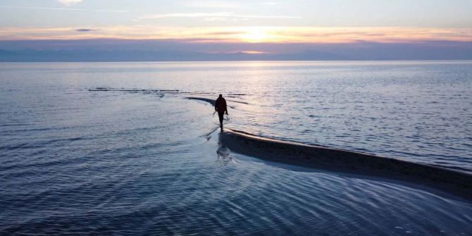 Fotoğraflar göz kamaştırıcı, işin aslı iç karartıcı! Van Gölü'nde sular çekilince adacıklar oluştu, ortaya çıkan resimler muazzam ancak...