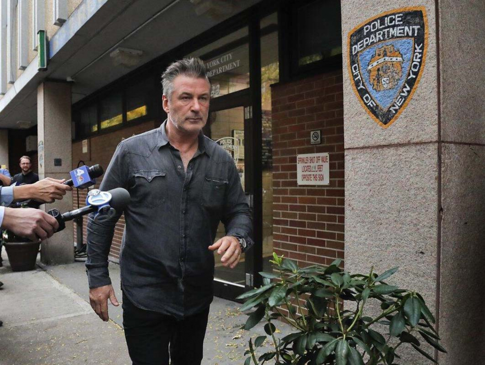 Film çekiminde görüntü yönetmenini vurmuştu! Alec Baldwin'den setteki ölümcül kaza hakkında çarpıcı itiraf! "Tetiği ben çekmedim" 7