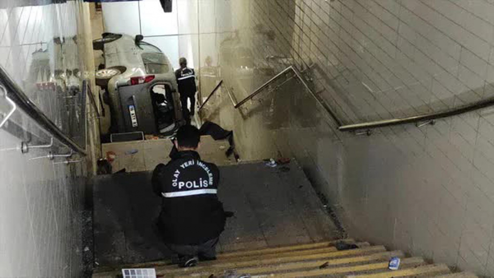 Doğum günü ölüm günü oldu! Feci kazada otomobil metronun içine girdi! 5