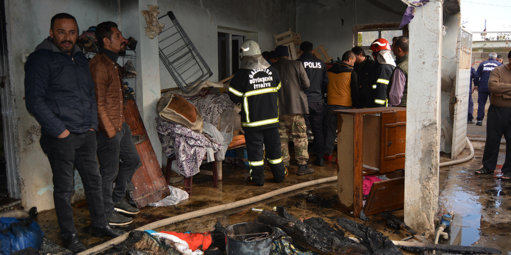 Gaziantep'te yangın! Evde mahsur kalan 3 çocuğu komşuları kurtardı 2