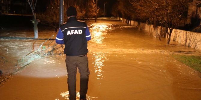 Son dakika | Edirne Enezi sağanak yağış vurdu! Ev ve işyerlerini su bastı, Murat Güneş selde hayatını kaybetti