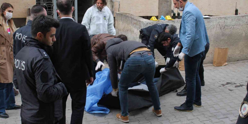 Kadın cinayetlerinin ardı arkası kesilmiyor! Şanlıurfa'da korkunç olay: Göğsünden ve sırtından bıçaklanarak öldürüldü 4