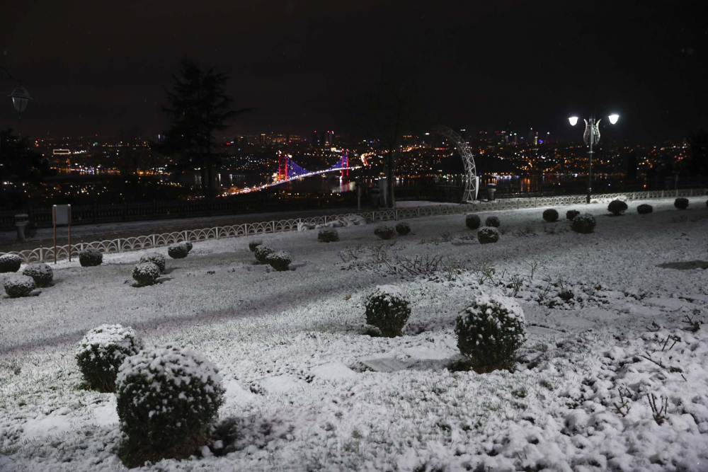 İstanbul'da kar yağışı başladı! Şehrin birçok noktası bembeyaz oldu!  İşte İstanbul'dan kar fotoğrafları... 3