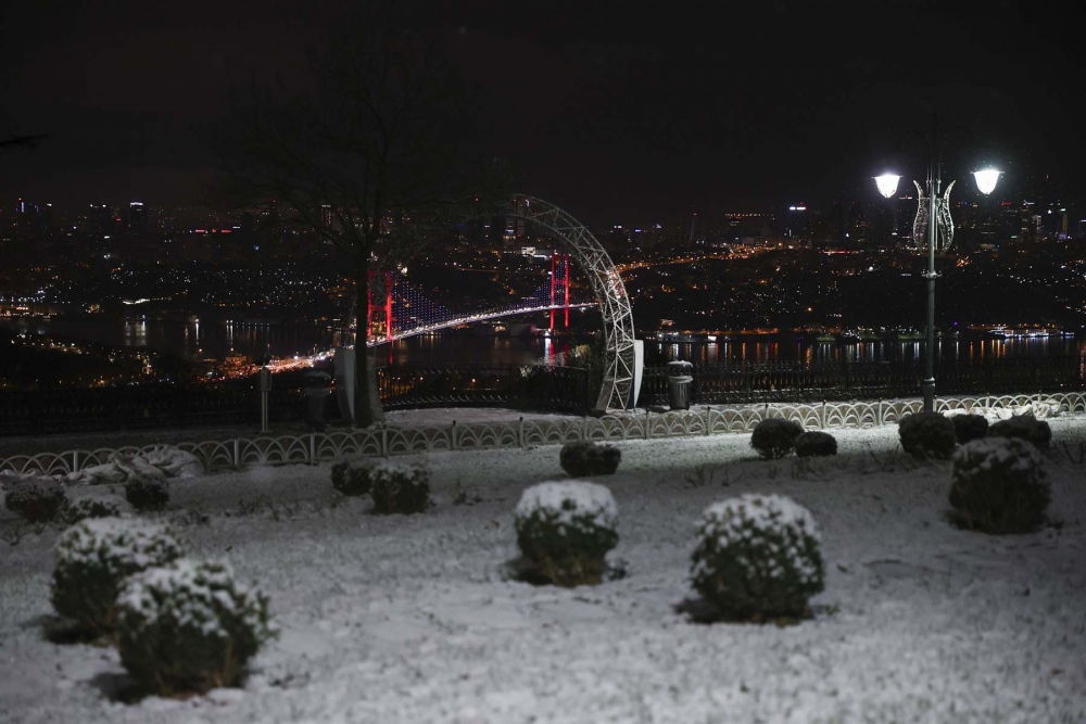 İstanbul'da kar yağışı başladı! Şehrin birçok noktası bembeyaz oldu!  İşte İstanbul'dan kar fotoğrafları... 4