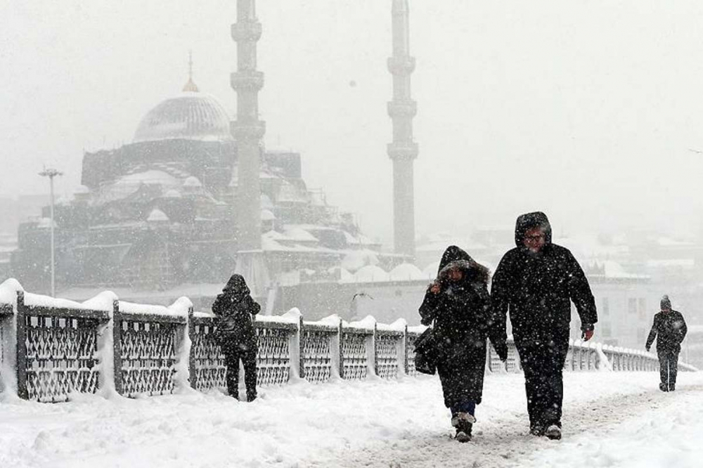 Milyonlar yeni yıla beyaz örtüyle girmek istiyor! Meteoroloji açıkladı! Yılbaşında İstanbul'a kar yağacak mı? 1