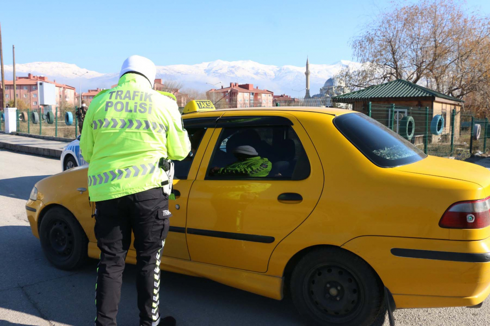 Emniyet, Jandarma ve Sahil Güvenlik harekete geçti! Yılbaşı öncesi 81 ilde denetim yapıldı 3