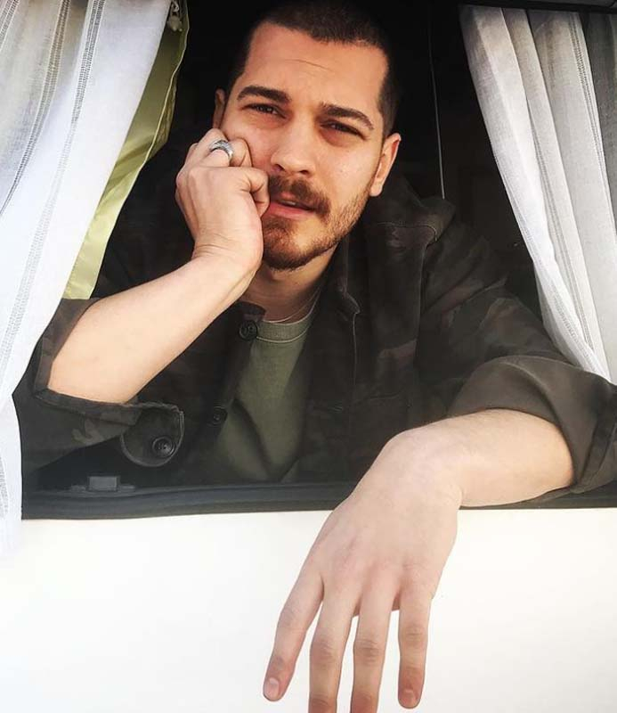 Çağaatay Ulusoy 'Süslü Korkuluk' dizisi için bizzat onu istemiş! Daha önce de farklı projelerde aynı kişiyi istemesi kafa karıştırdı! 10