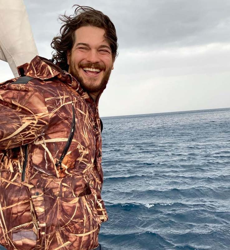 Çağaatay Ulusoy 'Süslü Korkuluk' dizisi için bizzat onu istemiş! Daha önce de farklı projelerde aynı kişiyi istemesi kafa karıştırdı! 5