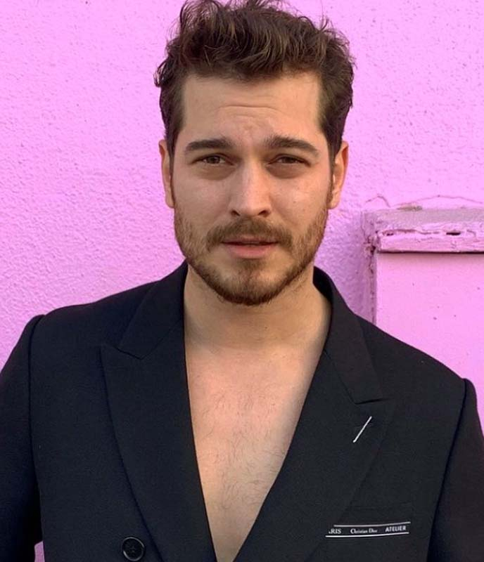 Çağaatay Ulusoy 'Süslü Korkuluk' dizisi için bizzat onu istemiş! Daha önce de farklı projelerde aynı kişiyi istemesi kafa karıştırdı! 8