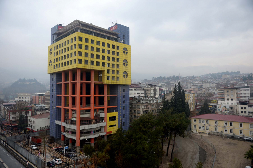 Kahramanmaraş'taki dünyanın en saçma binasının yıkımı başladı, 3 ay sürecek! Yerine yapılacak olan belli oldu 15