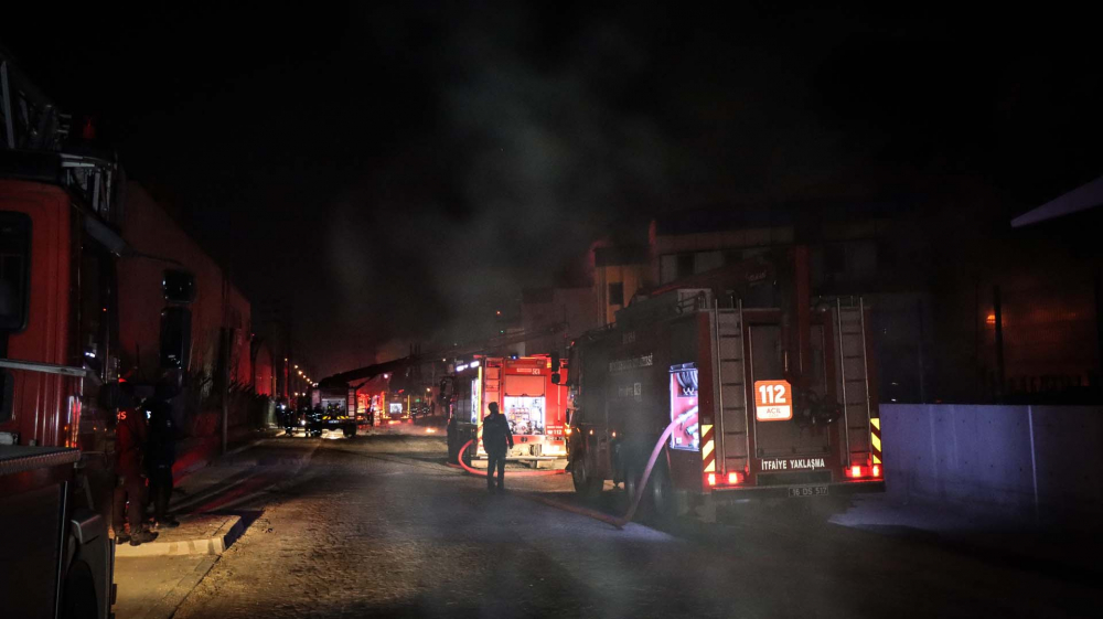 Bursa Nilüfer'deki kimya fabrikasında yangın! Dumanlar geceyi aydınlattı, yangın saatler sonra söndürüldü 11