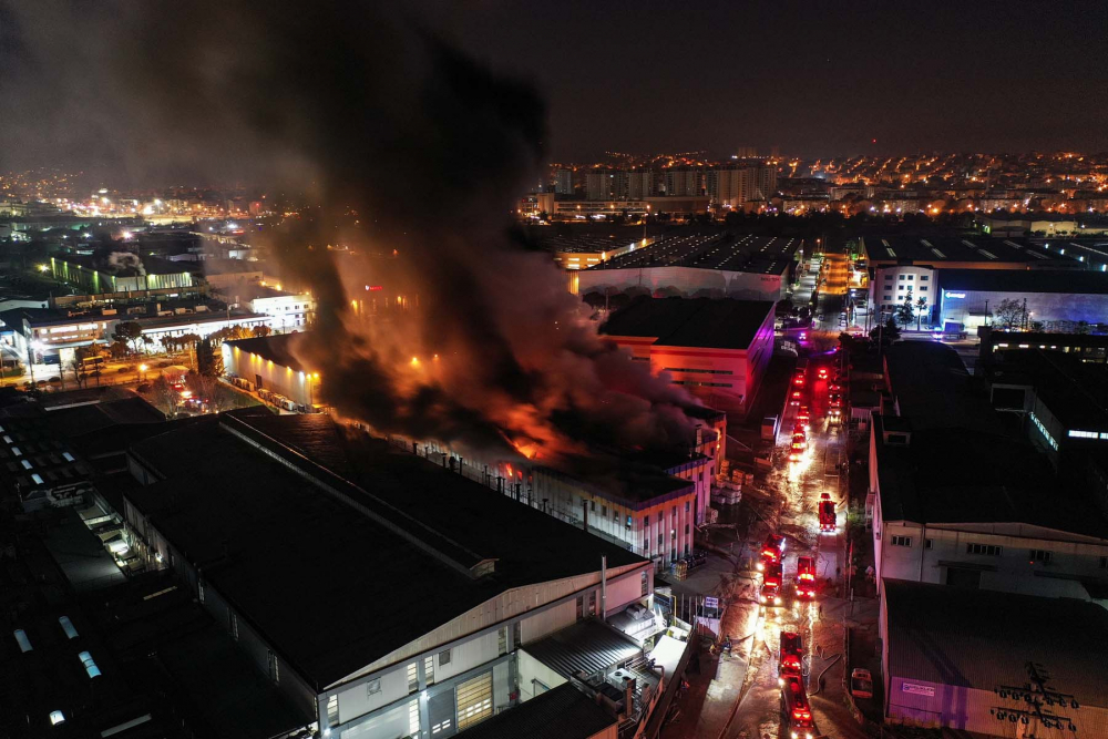 Bursa Nilüfer'deki kimya fabrikasında yangın! Dumanlar geceyi aydınlattı, yangın saatler sonra söndürüldü 14