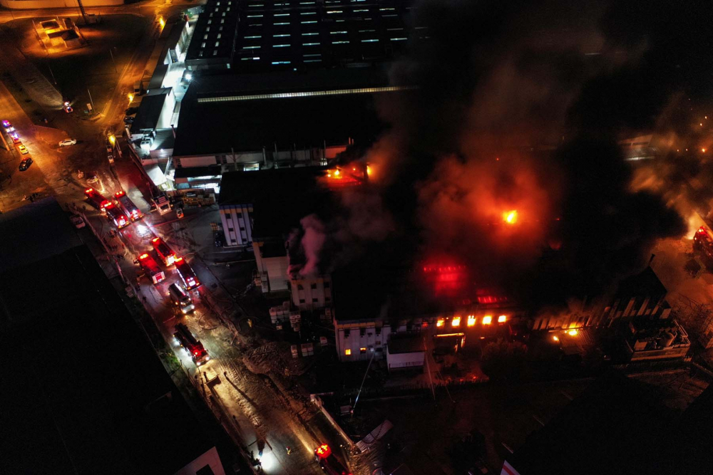 Bursa Nilüfer'deki kimya fabrikasında yangın! Dumanlar geceyi aydınlattı, yangın saatler sonra söndürüldü 15