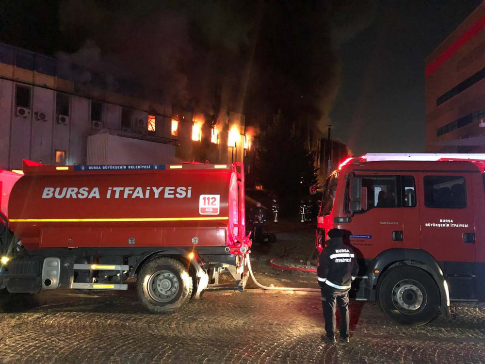 Bursa Nilüfer'deki kimya fabrikasında yangın! Dumanlar geceyi aydınlattı, yangın saatler sonra söndürüldü 27