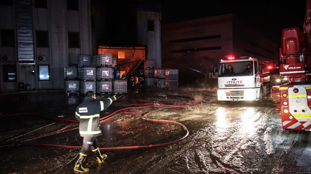 Bursa Nilüfer'deki kimya fabrikasında yangın! Dumanlar geceyi aydınlattı, yangın saatler sonra söndürüldü 29