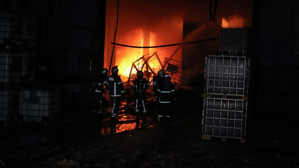 Bursa Nilüfer'deki kimya fabrikasında yangın! Dumanlar geceyi aydınlattı, yangın saatler sonra söndürüldü 31