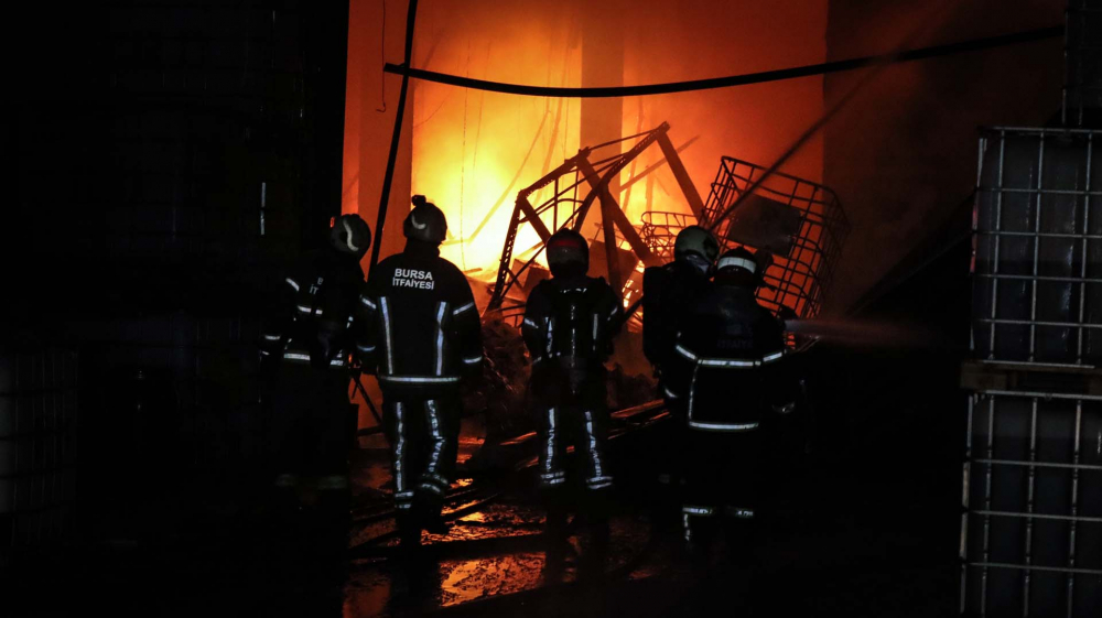 Bursa Nilüfer'deki kimya fabrikasında yangın! Dumanlar geceyi aydınlattı, yangın saatler sonra söndürüldü 32