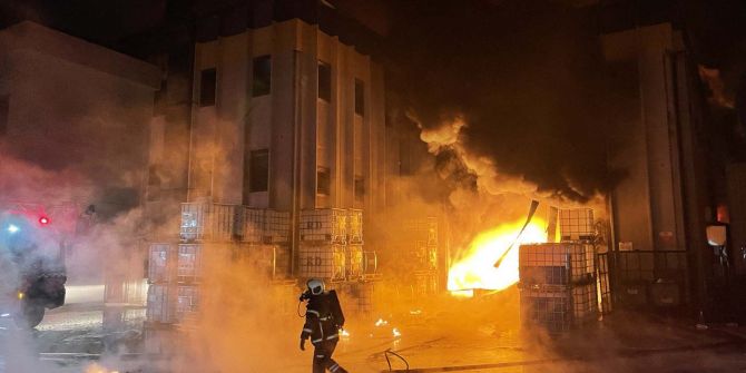 Bursa Nilüfer'deki kimya fabrikasında yangın! Dumanlar geceyi aydınlattı, yangın saatler sonra söndürüldü