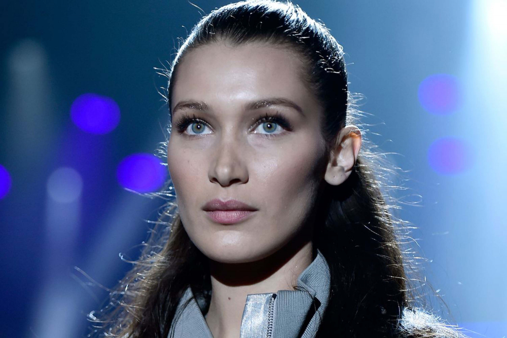 Bella Hadid, doğum günü partisinde kendinden geçti! Kız arkadaşının dudaklarına yapıştı! "Doğum günü değil, eş cinsel partisi!" 1